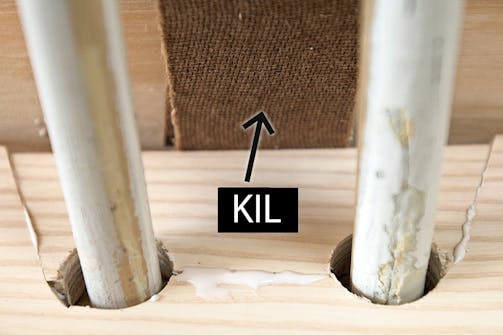 Lägg trägolv runt om rör: Medan limmet torkar sätts kilen i spänn, genom att försiktigt trycka ner en avståndskil mellan kil och vägg. Lägg trägolv runt om rör: Medan limmet torkar sätts kilen i spänn, genom att försiktigt trycka ner en avståndskil mellan kil och vägg.